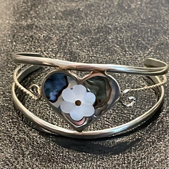 Pretty cuff - Picture 1 of 8